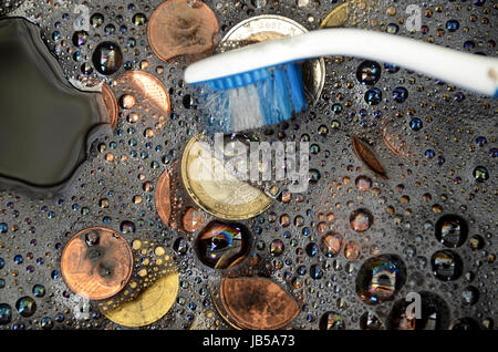 Schwarz Euro-Münzen wird gewaschen, was darauf hindeutet das Begriff "Tünche von Schwarzgeld" Stockfoto