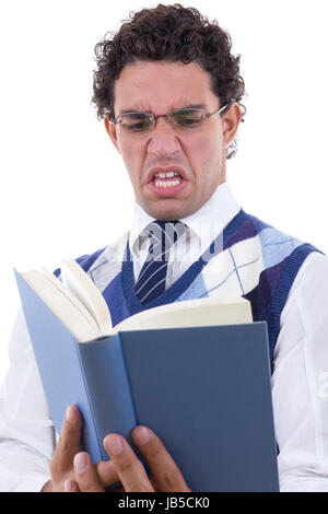 erwachsener Mann mit Brille angewidert von dem Buch Stockfoto