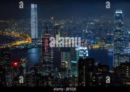 Luftbild vom Victoria Peak, Wolkenkratzer von Hong Kong und Kowloon Inseln, Hongkong, China Stockfoto