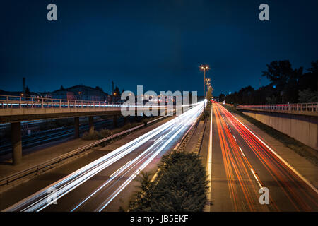 Scheinwerfer-Trails in der Nacht von der Brücke in Nürnberg Stockfoto