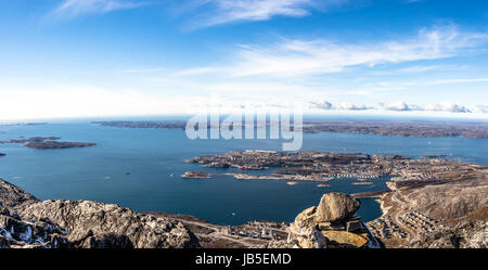 Tageslicht-Panorama von Nuuk Stadt und die umliegenden Fjorde, Grönland Stockfoto