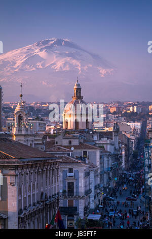 Catania, die Innenstadt mit dem Ätna Vulkan, bedeckt mit Schnee, auf dem Hintergrund, Sizilien, Italien. Stockfoto