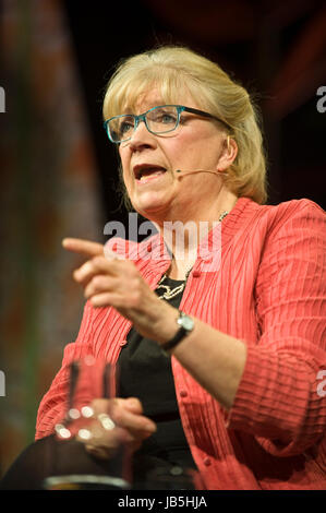 Polly Toynbee Journalist sprechen auf der Bühne Hay Festival der Literatur und Künste 2017 Hay-on-Wye powys Wales UK Stockfoto