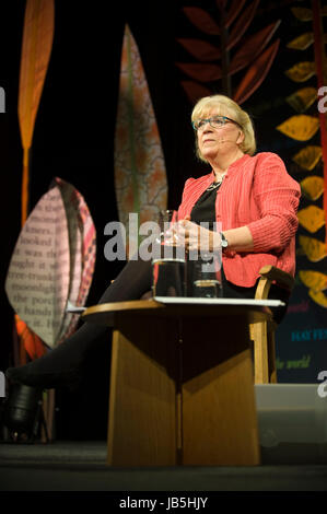 Polly Toynbee Journalist sprechen auf der Bühne Hay Festival der Literatur und Künste 2017 Hay-on-Wye powys Wales UK Stockfoto