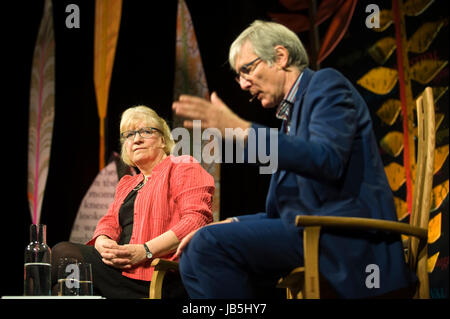 Polly Toynbee & David Walker Journalisten sprechen auf der Bühne Hay Festival der Literatur und Künste 2017 Hay-on-Wye powys Wales UK Stockfoto