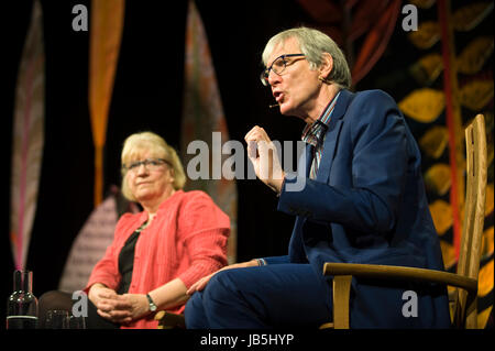 Polly Toynbee & David Walker Journalisten sprechen auf der Bühne Hay Festival der Literatur und Künste 2017 Hay-on-Wye powys Wales UK Stockfoto