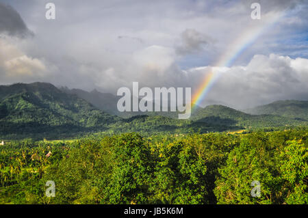Regenbogen im Dschungel buddhistische Tempel Borobudur Komplex in Yogjakarta in Java, Indonesien Stockfoto