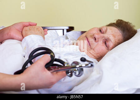 Bild einer älteren Frau, die mit einer schweren Grippe Stockfoto