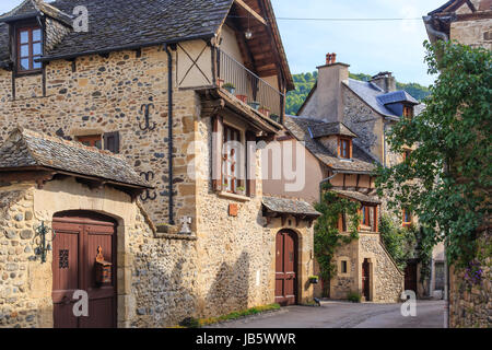 Frankreich, Aveyron (12), Sainte-Eulalie-d'Olt, Labellisé Les Plus Beaux Dörfer de France, rue du Village / / Frankreich, Aveyron, Sainte Eulalie d'Olt, Labe Stockfoto