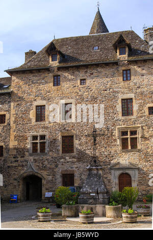 Frankreich, Aveyron (12), Sainte-Eulalie-d'Olt, Labellisé Les Plus Beaux Dörfer de France, le Château des Curières de Castelnau / / Frankreich, Aveyron, Sain Stockfoto