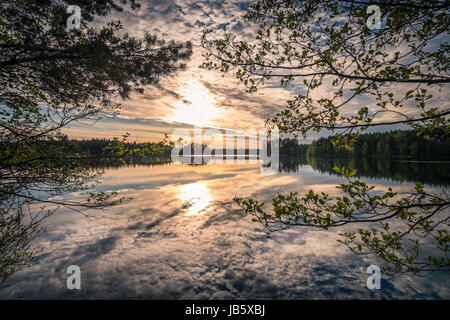 Malerische Landschaft mit See und Sonnenaufgang am Sommermorgen im Nationalpark Liesjärvi, Finnland Stockfoto