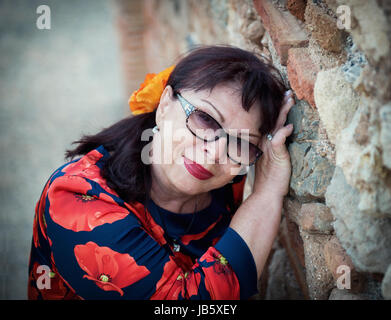 Porträt einer schönen niedlichen Frau im Alter von Stockfoto