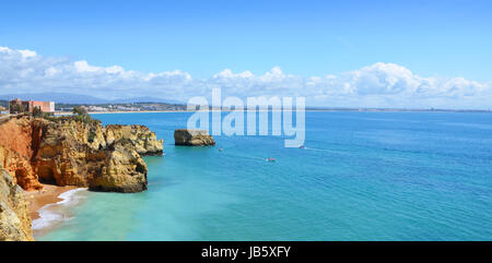 Wunderschöne Küste der Algarve in der Nähe von Praia Dona Ana, Portugal Stockfoto