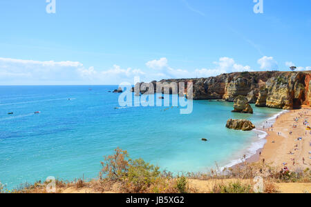 Algarve-Küste in der Nähe von Praia Dona Ana und Praia Camilo, Portugal Stockfoto