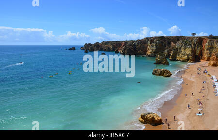 Algarve-Küste in der Nähe von Praia Dona Ana und Praia Camilo, Portugal Stockfoto