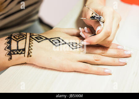 Bild von Menschenhand mit Henna geschmückt wird. Mehendi Hand. Stockfoto