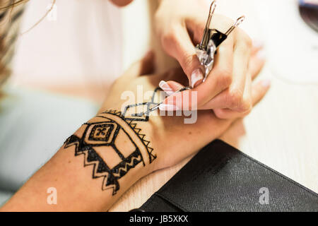 Bild von Menschenhand mit Henna geschmückt wird. Mehendi Hand. Stockfoto