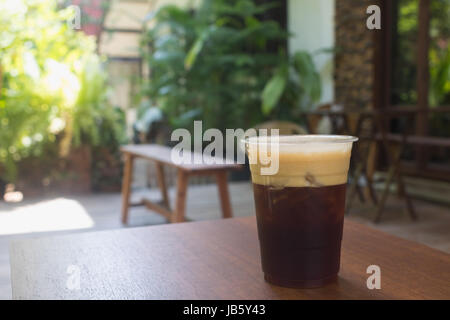 Funkelnde Nitro Cold Brew infundiert Coffee auf Holztisch im Freien Kaffee café Stockfoto