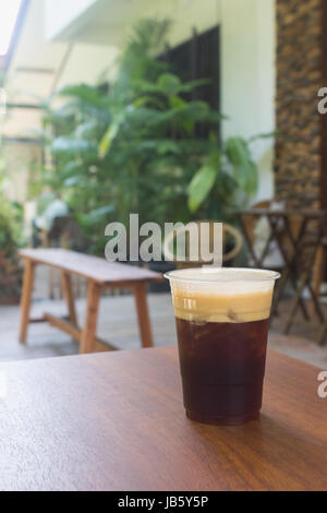 Funkelnde Nitro Cold Brew infundiert Coffee auf Holztisch im Freien Kaffee café Stockfoto