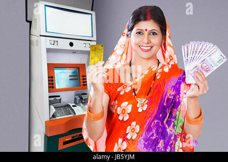 Happy 1 Indischen ländlichen Frau, Geldautomat und Holding Debitkarte und Rupien Hinweise Übersicht Geldautomaten Geld abheben Konzept Stockfoto
