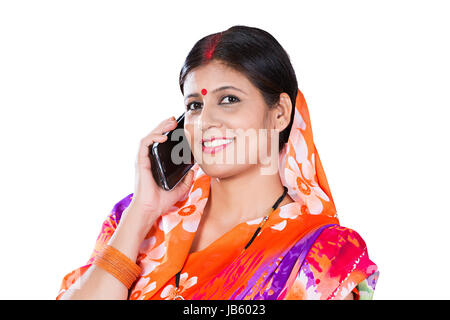 1 Indischen ländlichen Frau Nehmen auf Handy im Studio shot auf weißem Hintergrund Foto Stockfoto