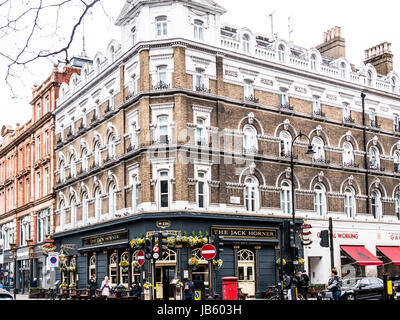 London, UK - 19. März 2017: Außenansicht des The Jack Horner Pub in London. Typisch englisches Pub mit Tischen auf dem Bürgersteig an der Kreuzung von Bayley Street Stockfoto