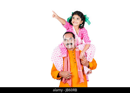 Indischen ländlichen Vater, der seine kleine Tochter auf die Schulter und zeigte auf etwas auf weißem Hintergrund Stockfoto