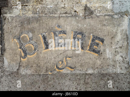 Schriftzug Bier Auf ändern Mauer Art Bier auf einer alten Mauer Stockfoto