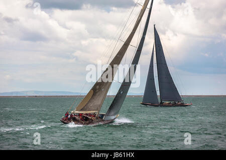 J-Class-Yacht "Velsheda" (K7) mit "Löwenherz" (H1) vor ihr, nähert sich die Luvtonne in Rennen 2 der J-Klasse-Solent-Regatta 2012 Stockfoto