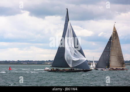 An der Windward-Marke zum zweiten Mal in Rennen 2 der J-Klasse Solent Regatta, Juli 2012, "Löwenherz" (H1) setzt ihr Spinnaker für den Finallauf Stockfoto