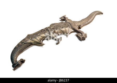 Die kleine gebogene Schwert und Scheide aus Metall sind im japanischen Stil in Form eines Drachen ausgeführt. Werden auf weißem Hintergrund dargestellt. Stockfoto