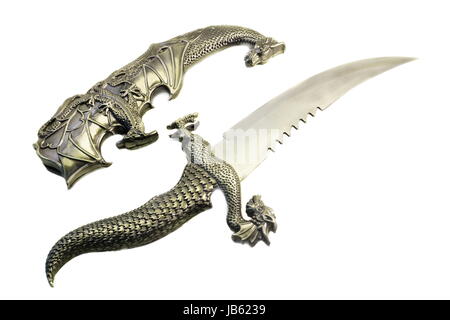 Die kleine gebogene Schwert und Scheide aus Metall sind im japanischen Stil in Form eines Drachen ausgeführt. Werden auf weißem Hintergrund dargestellt. Stockfoto