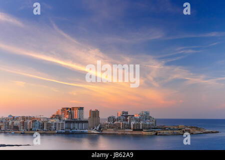 Sliema Skyline bei Sonnenuntergang von Valletta, Malta Stockfoto