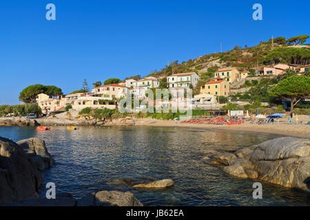 Sommer-Ansicht von Seccheto Dorf mit Sandstrand, Insel Elba, Italien Stockfoto