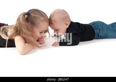 Zwei Kinder berühren, gegenseitig ihre Stirnen, weißer Hintergrund Stockfoto