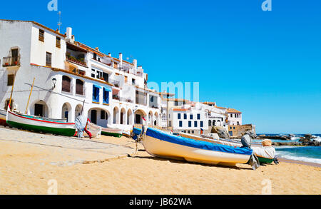 einige alte Fischerboote stranden Barques Strandhotel in Calella de Palafrugell, Costa Brava, Katalonien, Spanien, mit seinen Eigenschaften weiße Häuser w Stockfoto