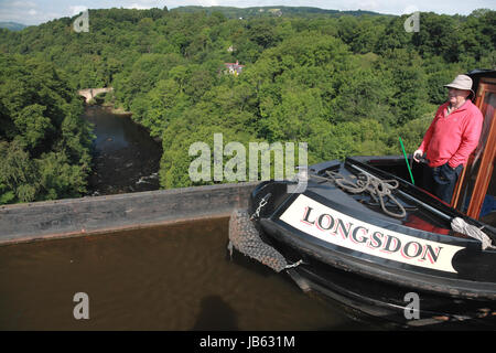 Die Aussicht vom Pontcysyllte Aquädukt Blick hinunter auf den Fluss Dee und der Brücke bei Froncysyllte, in Richtung Llangollen Stockfoto