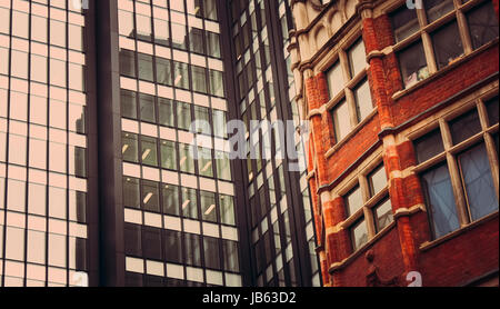 Der Kontrast zwischen neuer und Alter Architektur in London Stockfoto
