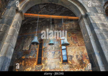 Kirche der Dormitio in Vardzia Höhle Kloster in der Region Samzche-Dschawacheti, Georgia. Alte Glocken hängen von der Decke. Stockfoto