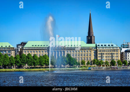 Inneren Alster See und Hapag-Lloyd-Zentrale in Hamburg, Deutschland Stockfoto