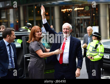 MIT ZUSÄTZLICHEN INFORMATIONEN ÜBERLIEFERT Labour-Chef Jeremy Corbyn wird von Hiis Office Director Karie Murphy begrüßt, als er im Hauptquartier der Labour Party in Westminster, London, ankommt, nachdem er den Premierminister zum Rücktritt aufgefordert hat, Sie sollte "gehen und Platz machen für eine Regierung, die wirklich repräsentativ für dieses Land ist". Stockfoto