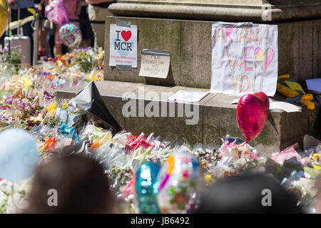 Meer von Blumen und Ballons in St Ann's Square, Manchester, (Freitag, den 26. Mai 2017), da die Leute, um die Opfer der terroristischen Angriff zu erinnern Stockfoto