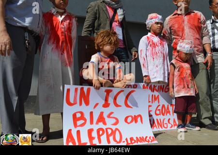 Wenn die Welt gehört, über das, was passiert nach Aleppo die philippinische Muslime in Quezon City Circle versammeln, als einer in Frieden Rallye für Aleppo zu vereinen. Stockfoto