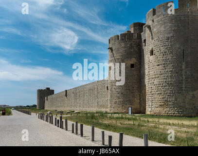 Die mittelalterliche Stadt Aigues Mortes umgeben von Stadtmauern, in der Nähe von Montpellier, Occitanie (Languedoc), Frankreich Stockfoto