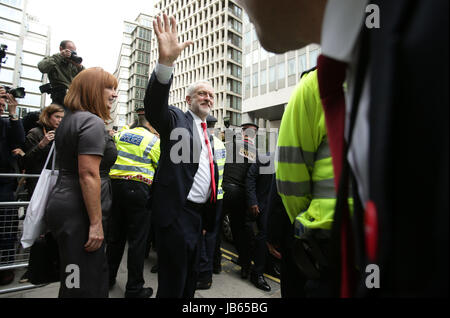 Jeremy Corbyn verlässt das Hauptquartier der Labour Party im Zentrum von London, nachdem er seinen Aufruf zum Rücktritt von Theresa May wiederholt hatte und sagte, seine Partei habe bei den Parlamentswahlen ein "unglaubliches Ergebnis" erzielt, indem sie mehr als drei Millionen Stimmen erhielt und Sitze in ganz Großbritannien gewann. Stockfoto