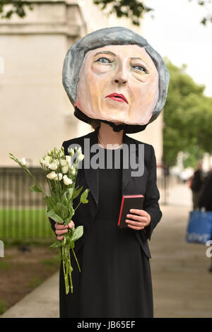 Ein Protest organisiert durch die globale Kampagne Bewegung Avaaz auf Whitehall in London, einer lebensgroßen Riesen-köpfigen Marionette von Theresa Mai verlassen Blumen an einen Grabstein mit der Aufschrift schwer Brexit RIP, wie ihre Zukunft als Premierminister und Führer der konservativen offen in Frage gestellt wurde, nachdem ihre Entscheidung, eine Snap-Wahl katastrophal zu halten ging nach hinten los. Stockfoto