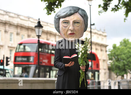 Ein Protest organisiert durch die globale Kampagne Bewegung Avaaz auf Whitehall in London, einer lebensgroßen Riesen-köpfigen Marionette von Theresa Mai verlassen Blumen an einen Grabstein mit der Aufschrift schwer Brexit RIP, wie ihre Zukunft als Premierminister und Führer der konservativen offen in Frage gestellt wurde, nachdem ihre Entscheidung, eine Snap-Wahl katastrophal zu halten ging nach hinten los. Stockfoto