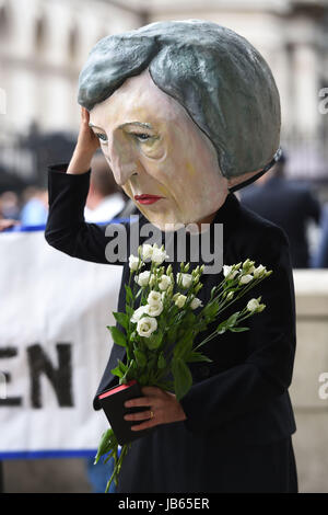 Ein Protest organisiert durch die globale Kampagne Bewegung Avaaz auf Whitehall in London, einer lebensgroßen Riesen-köpfigen Marionette von Theresa Mai verlassen Blumen an einen Grabstein mit der Aufschrift schwer Brexit RIP, wie ihre Zukunft als Premierminister und Führer der konservativen offen in Frage gestellt wurde, nachdem ihre Entscheidung, eine Snap-Wahl katastrophal zu halten ging nach hinten los. Stockfoto