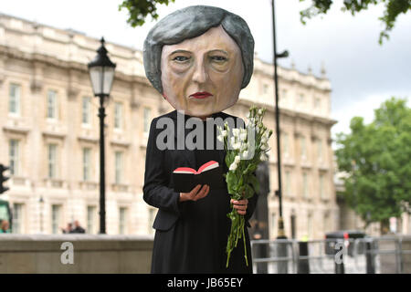 Ein Protest organisiert durch die globale Kampagne Bewegung Avaaz auf Whitehall in London, einer lebensgroßen Riesen-köpfigen Marionette von Theresa Mai verlassen Blumen an einen Grabstein mit der Aufschrift schwer Brexit RIP, wie ihre Zukunft als Premierminister und Führer der konservativen offen in Frage gestellt wurde, nachdem ihre Entscheidung, eine Snap-Wahl katastrophal zu halten ging nach hinten los. Stockfoto