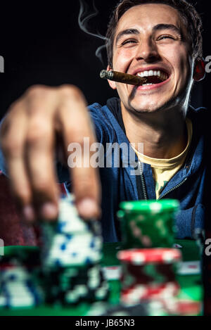 Fröhliche Pokerspieler Stockfoto
